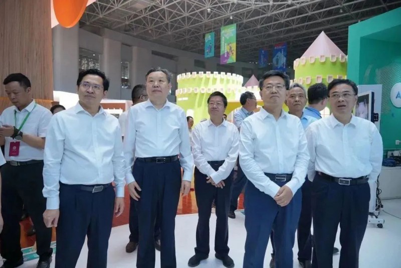 與會領(lǐng)導(dǎo)嘉賓還參觀了家居美學(xué)館、會展中心