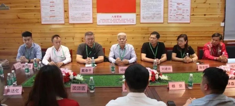 代表團在南康區家具協會二樓會議室召開了座談交流會1