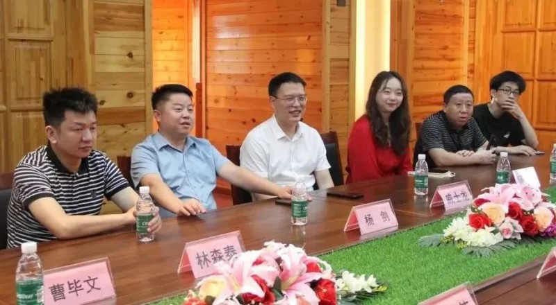 代表團在南康區家具協會二樓會議室召開了座談交流會2