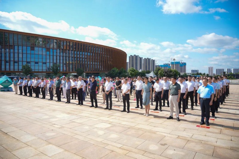 李成勝宣讀了《南康家具&ldquo;百館千店萬商&rdquo;市場拓展行動工作方案》并布置相關工作