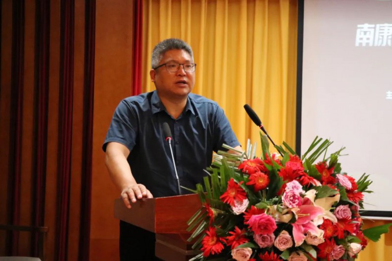 區(qū)委常委、常務(wù)副區(qū)長(zhǎng)李成勝