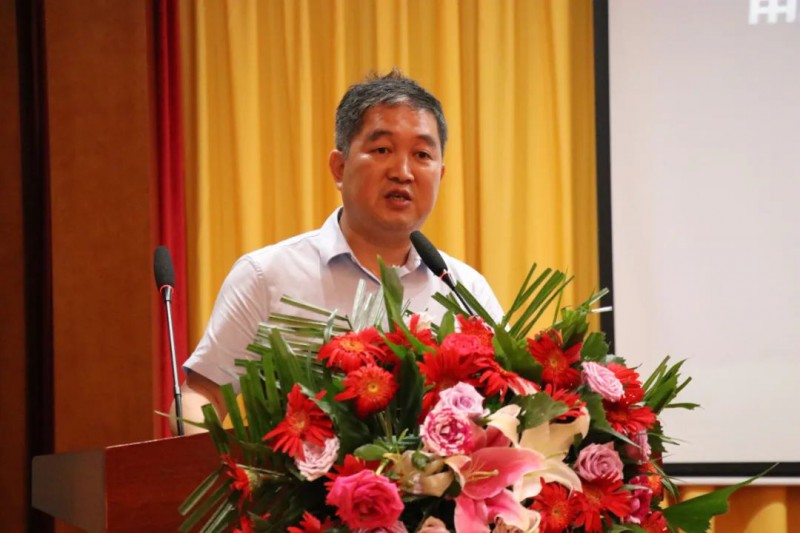 區(qū)家具產(chǎn)業(yè)促進(jìn)局局長(zhǎng)李慶偉