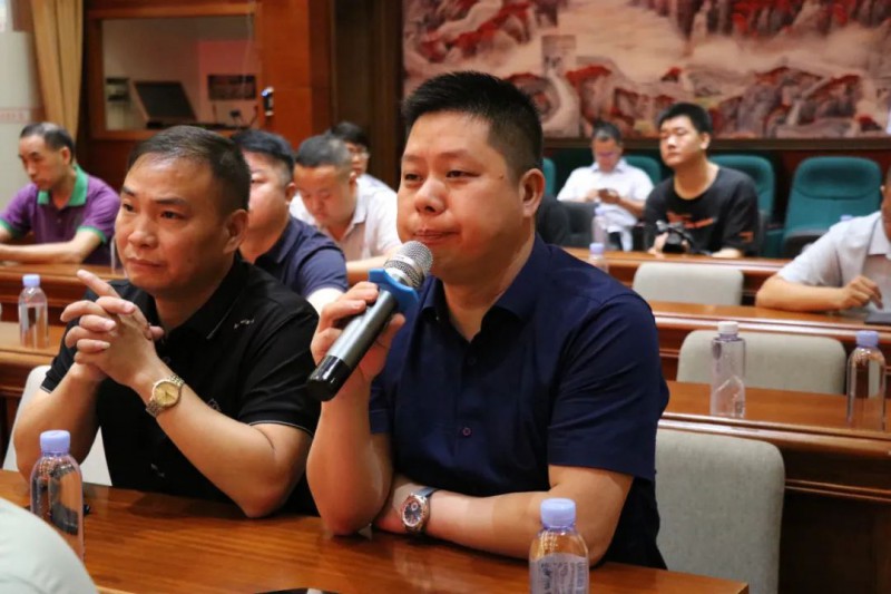 企業(yè)就水性漆新技術(shù)光澤度體現(xiàn)調(diào)配、通透性、漆面硬度與傳統(tǒng)油性漆差別、指標(biāo)等方面進(jìn)行了提問(wèn)