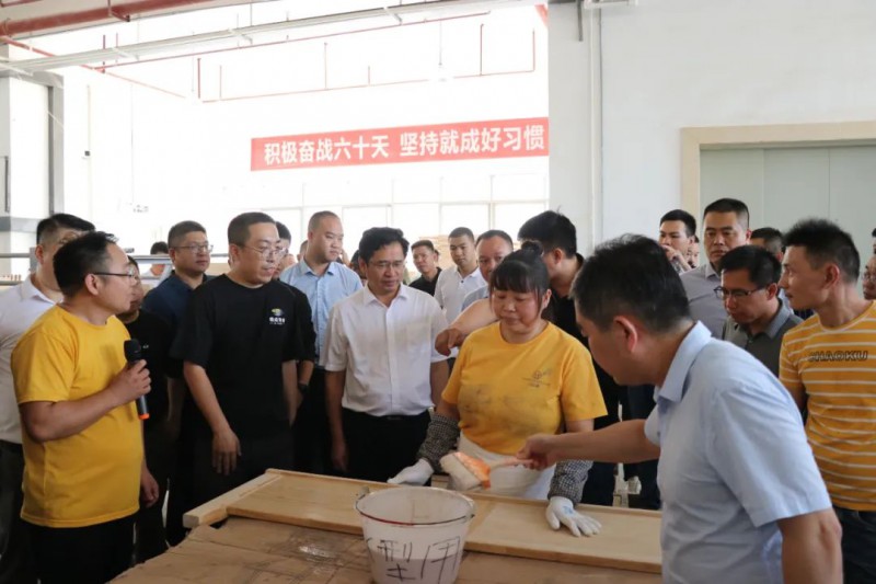 現(xiàn)場(chǎng)觀摩水性涂料新技術(shù)