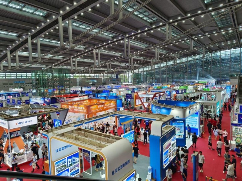 贛州國(guó)際陸港黨工委書記賴彥辰率隊(duì)到深圳會(huì)展中心南康家具館巡展