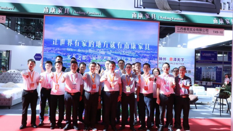 期間,深圳跨境電商展主辦單位深圳市跨境電商協(xié)會(huì)會(huì)長(zhǎng)王馨帶隊(duì)前來南康展區(qū)參觀指導(dǎo)