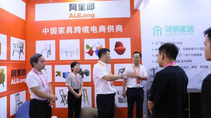 期間,深圳跨境電商展主辦單位深圳市跨境電商協(xié)會(huì)會(huì)長(zhǎng)王馨帶隊(duì)前來南康展區(qū)參觀指導(dǎo)2