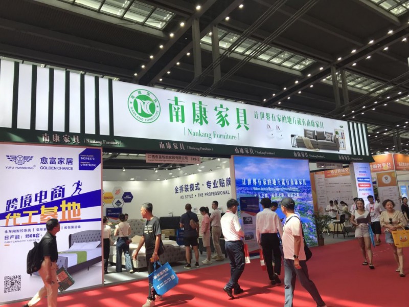 展區(qū)內(nèi)陳列著琳瑯滿目的家具產(chǎn)品