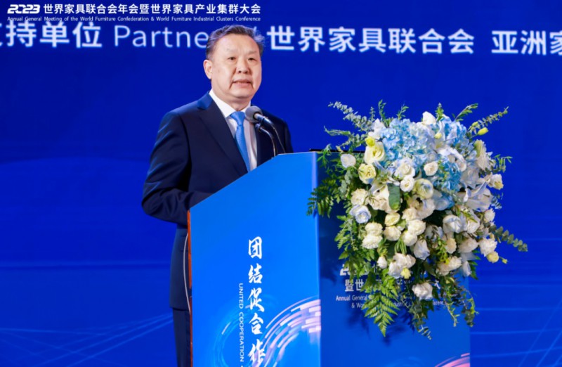 會(huì)上，中國(guó)家具協(xié)會(huì)理事長(zhǎng)徐祥楠致辭