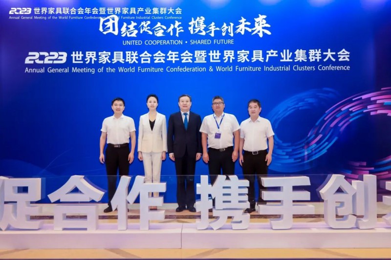 現(xiàn)場(chǎng)，區(qū)委常委、常務(wù)副區(qū)長(zhǎng)李成勝與世界家具聯(lián)合會(huì)主席、中國(guó)家具協(xié)會(huì)理事?徐祥楠深入交流