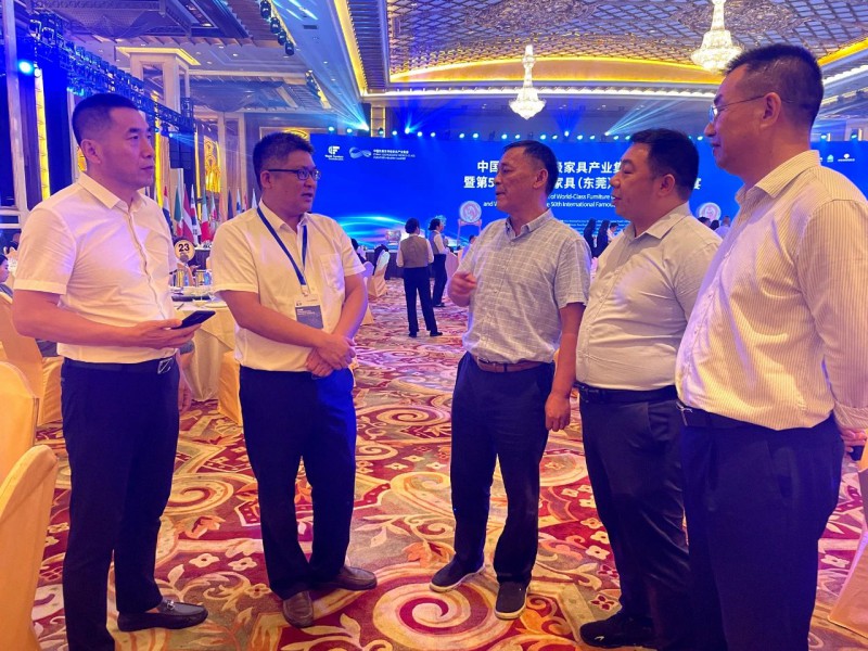 現(xiàn)場(chǎng)，區(qū)委常委、常務(wù)副區(qū)長(zhǎng)李成勝與世界家具聯(lián)合會(huì)主席、中國(guó)家具協(xié)會(huì)理事?徐祥楠深入交流2