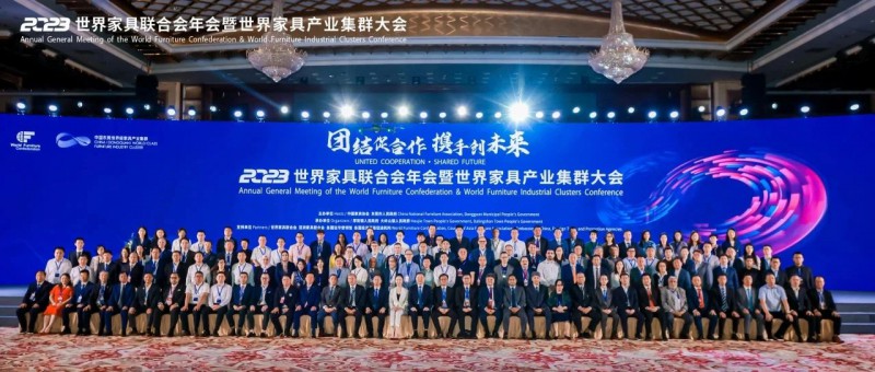 現(xiàn)場(chǎng)，區(qū)委常委、常務(wù)副區(qū)長(zhǎng)李成勝與世界家具聯(lián)合會(huì)主席、中國(guó)家具協(xié)會(huì)理事?徐祥楠深入交流3