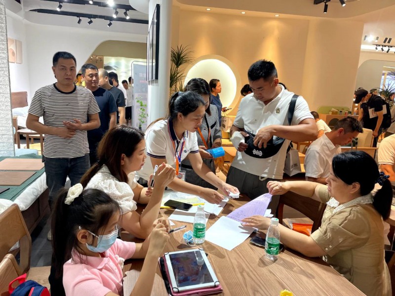 南康家具成為了展會當之無愧的人氣王