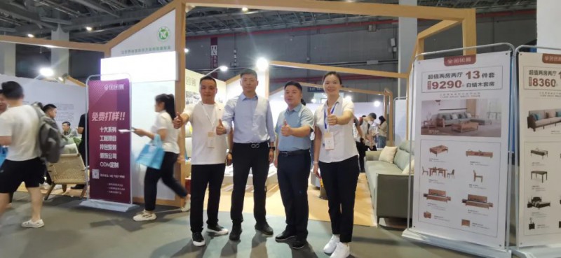 區家具協會常務副會長鄧旺強、秘書長楊劍赴上海觀展考察