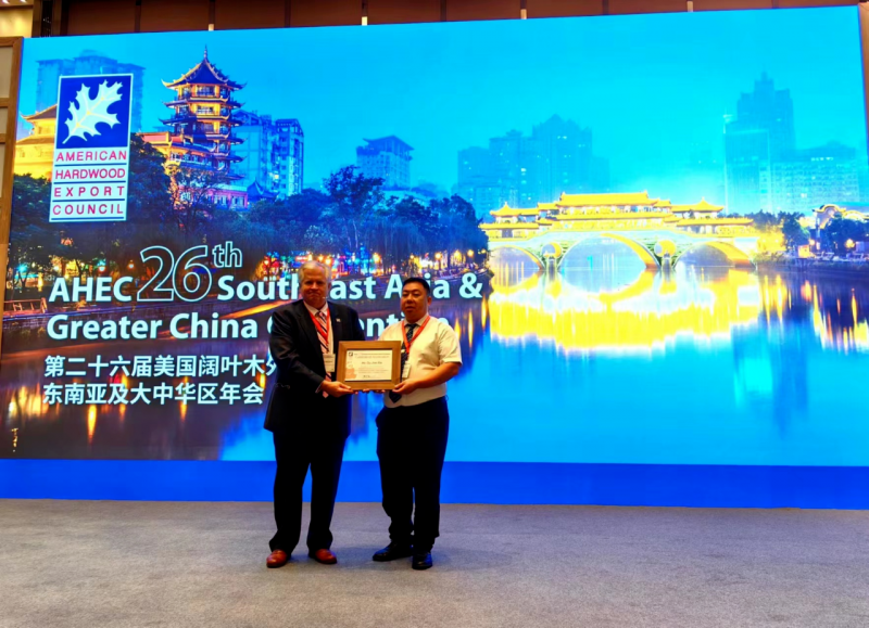 美國闊葉木外銷委員會（AHEC）為江西省家具協會執行會長、南康區家具協會永遠名譽會長顧建廈頒發榮譽證書