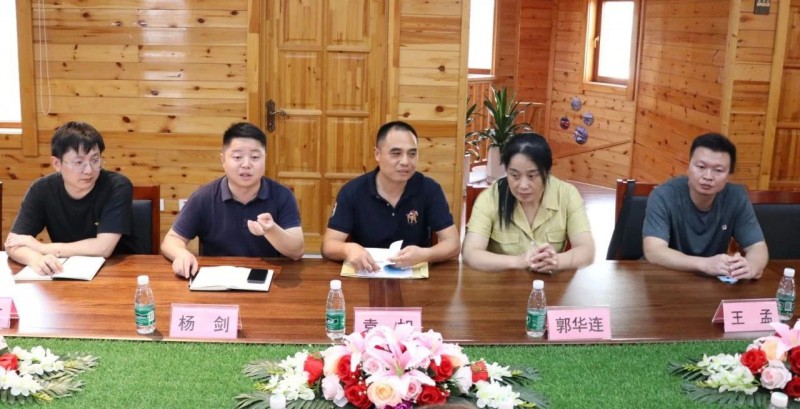 雙方還圍繞加強(qiáng)產(chǎn)品質(zhì)量監(jiān)管、維護(hù)家具市場秩序、處理家具消費投訴等方面進(jìn)行了深入的交流探討