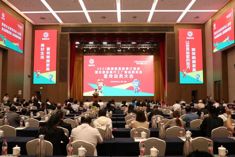 區委常委、常務副區長李成勝出席會議并講話