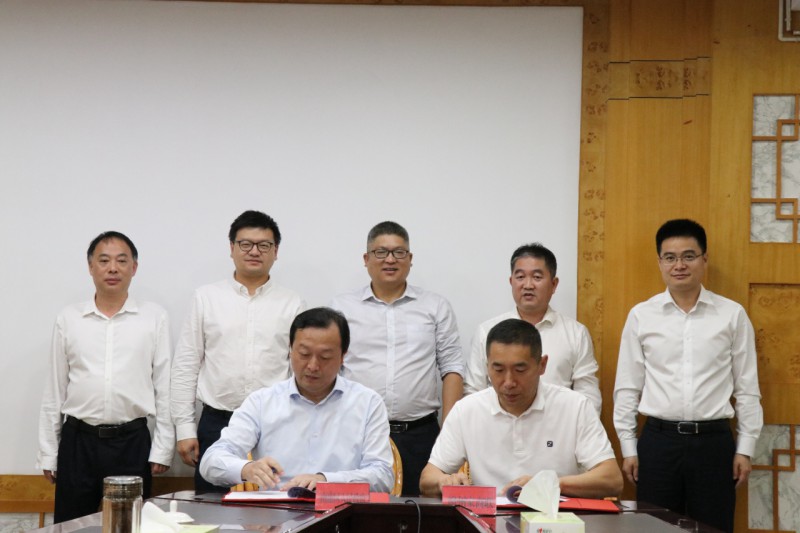 區委副書記、區長李贛興代表南康區政府與贛州家商聯集采供應鏈有限公司郭新文