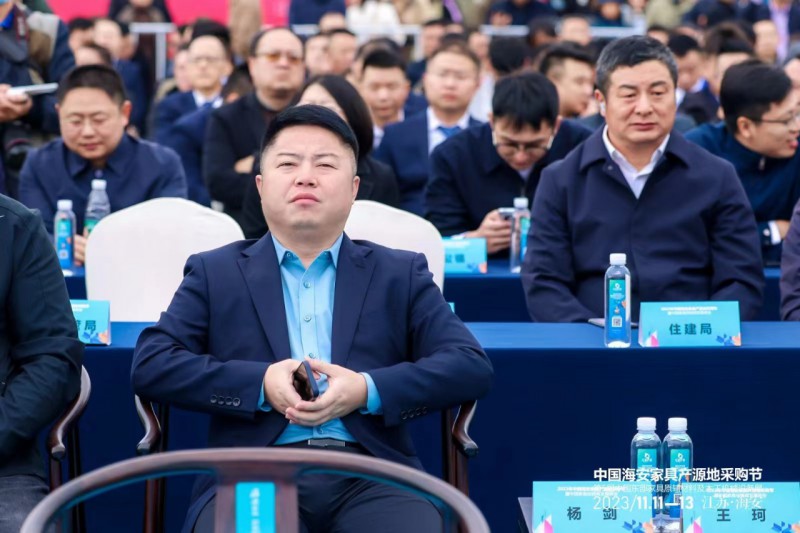 南康區(qū)家具協(xié)會秘書長楊劍代表