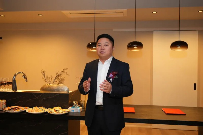 南康區家具協會秘書長楊劍為辦事處的成立致辭