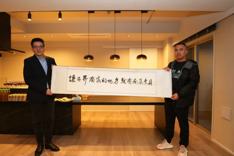 南康區家具協會常務副會長廖忠喧,秘書長楊劍為株式會社Saya Japan執行董事楊華和有限會社アイディーエル負責人石橋先生送上南康家具特色禮品