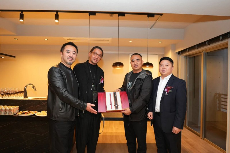 南康區家具協會常務副會長廖忠喧,秘書長楊劍為株式會社Saya Japan執行董事楊華和有限會社アイディーエル負責人石橋先生送上南康家具特色禮品2