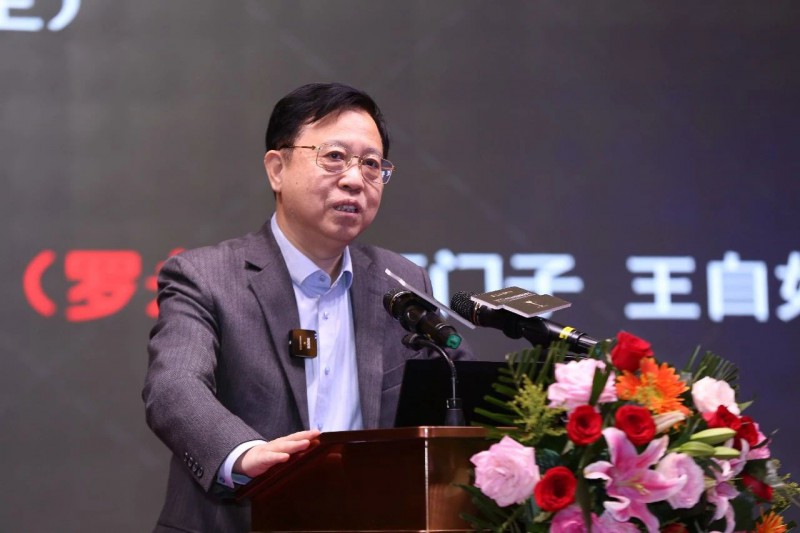 中國品牌第一人、中央電視臺品牌顧問、著名品牌戰(zhàn)略專家、品牌競爭力學(xué)派創(chuàng)始人、中國十大經(jīng)濟年度人物評委李光斗作《突圍新機:品牌賦能經(jīng)濟 創(chuàng)新商業(yè)財富》主題演講