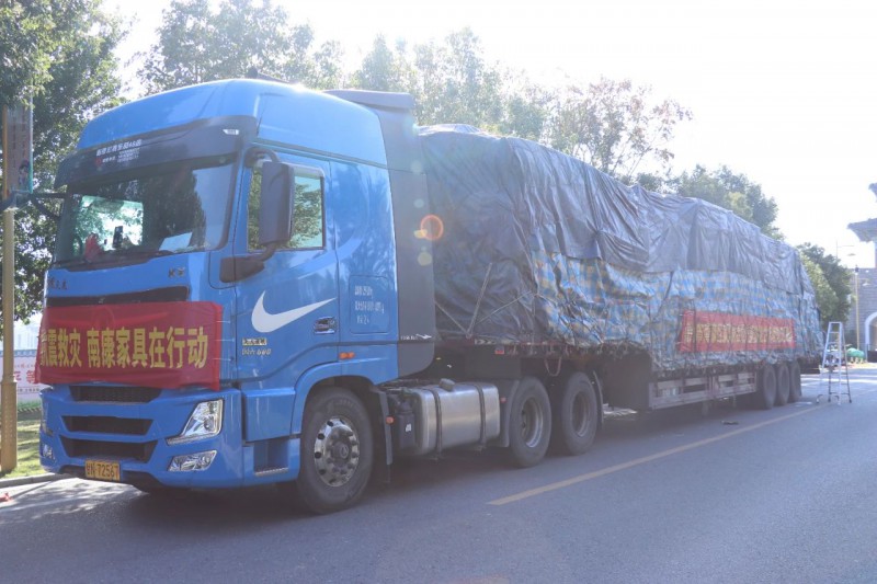 南康家具馳援甘肅捐贈出發儀式在南康家居小鎮舉行2