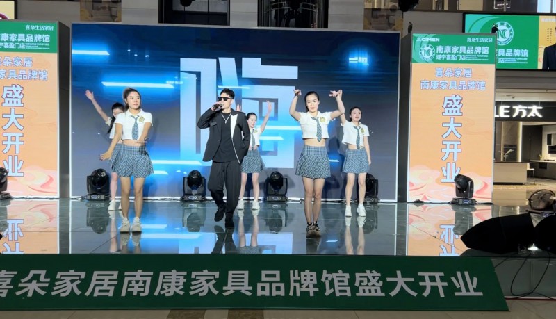 人氣歌手嚴少辰登臺助陣，將開業(yè)儀式的氛圍推向高潮