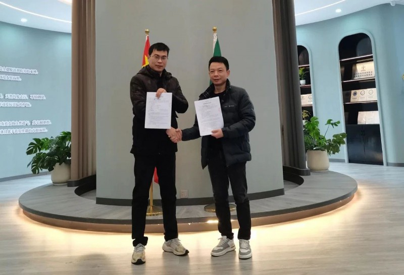 會后,南康區家具協會與參編企業江一皮革簽訂了戰略合作協議