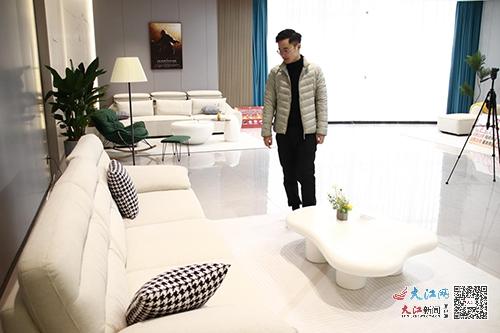 明凌健在介紹花王家具的爆款產品