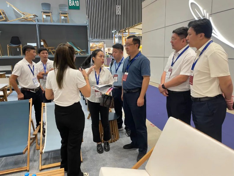 考察團一行還考察了各大展區布展情況