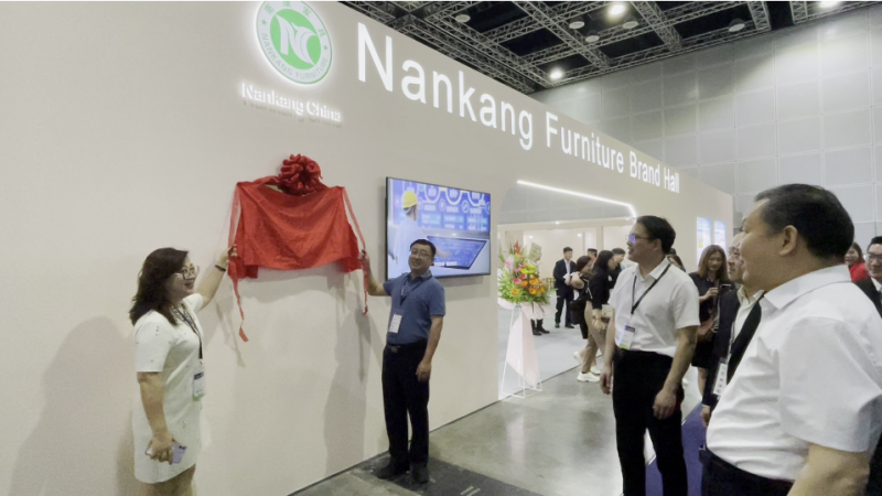 市委常委、副市長何琦與馬來西亞亞洲商聯服務中心董事經理陳安莉為贛州南康家具(馬來西亞)國際合作中心揭牌