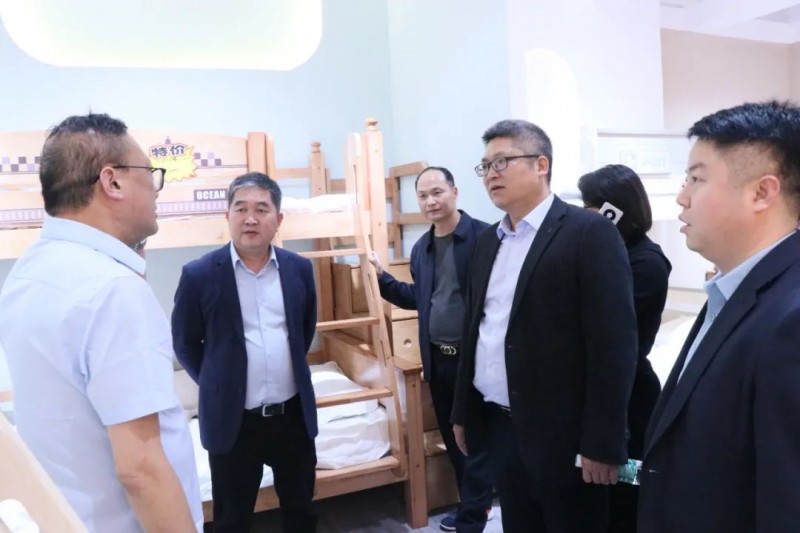 區(qū)委常委、常務副區(qū)長李成勝率隊參觀走訪了南康家具參展企業(yè)