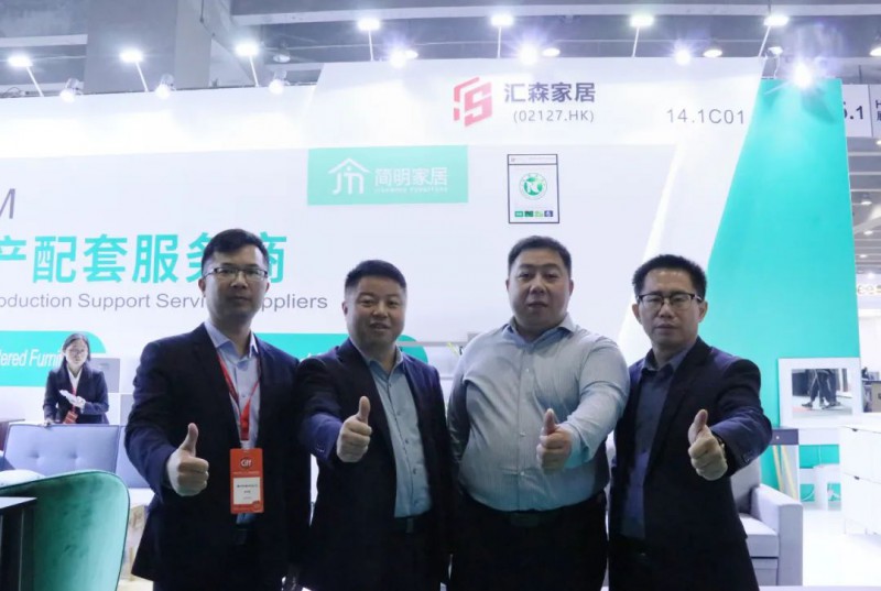 南康家具展區內，醒目亮眼的&ldquo;南康家具&rdquo;品牌logo和&ldquo;讓世界有家的地方就有南康家具&rdquo;的口號隨處可見