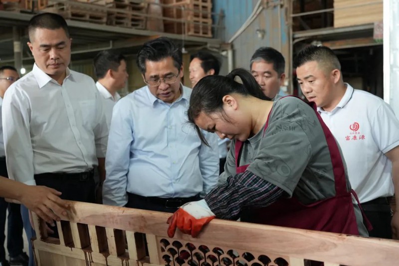 何善錦調(diào)研家具企業(yè)“油改水”工作2